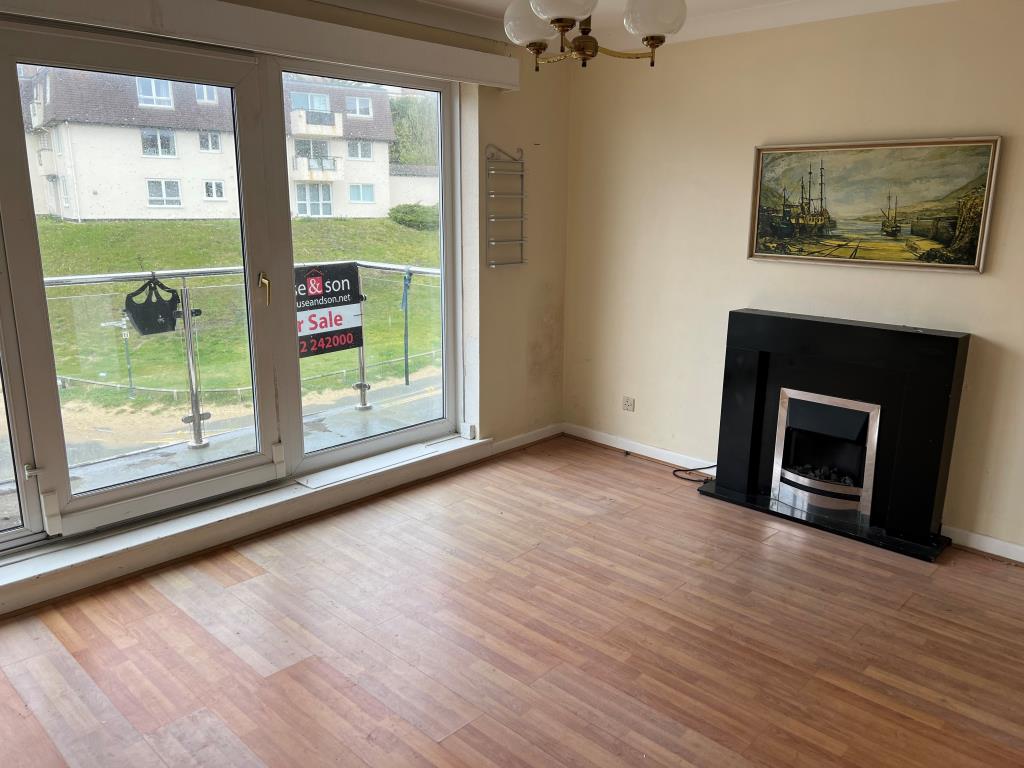 Lot: 24 - THREE-BEDROOM FLAT FOR IMPROVEMENT CLOSE TO THE SEA - Living room with feature fireplace